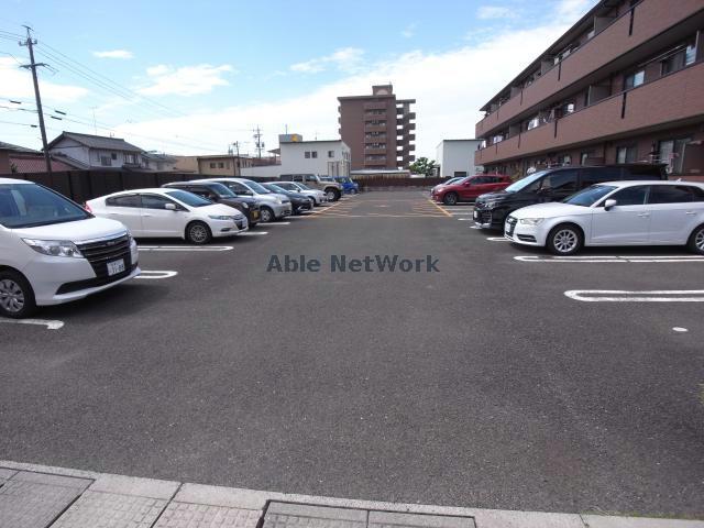 【各務原市鵜沼各務原町のアパートの駐車場】