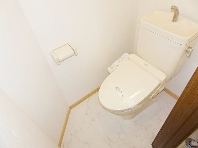 【横浜市金沢区瀬戸のアパートのトイレ】