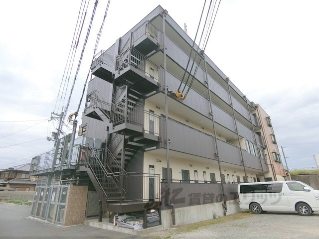 木津川市相楽のマンションの建物外観