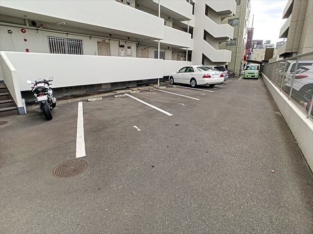 【大産清水ビルの駐車場】