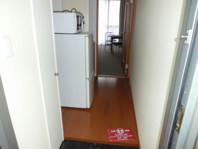 玄関　通路の奥が居室です。