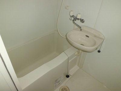 バス・シャワールーム　洗面台付バスルーム。