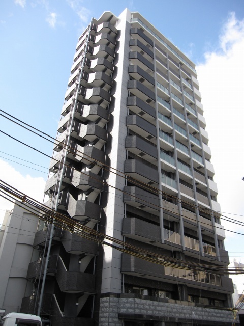 【プレサンス野田阪神駅前ザ・プレミアムの建物外観】