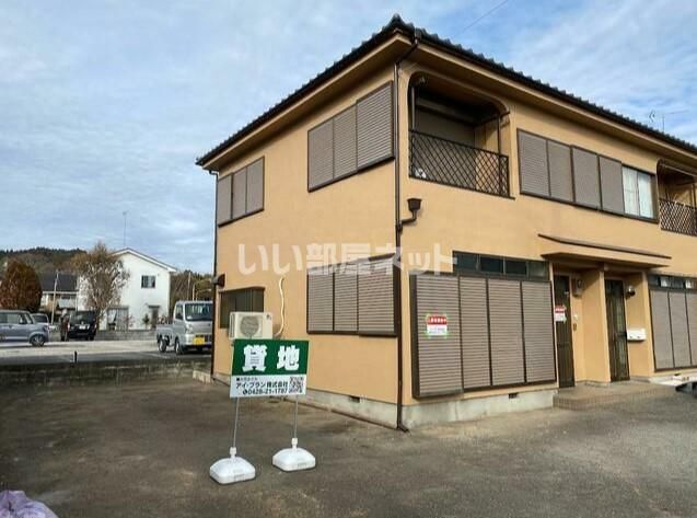 ロイヤルハイツ川村の建物外観