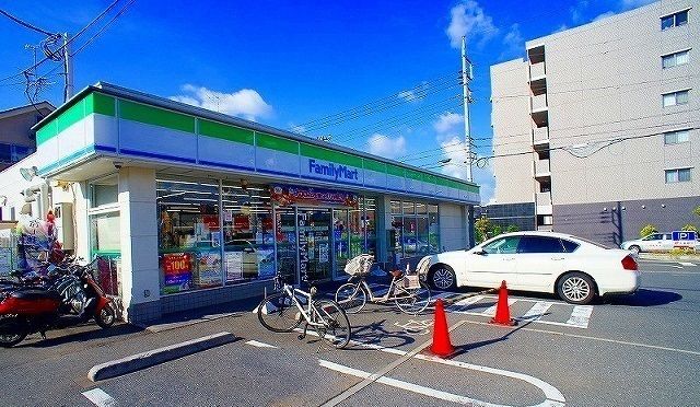 コンビニ　ファミリーマート（コンビニ）まで80m