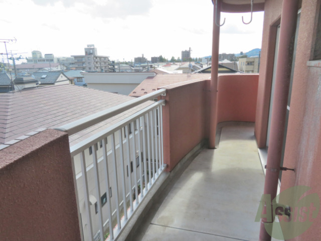 バルコニー　バルコニーです。幅が広いので洗濯の藻を干すときに助かる。