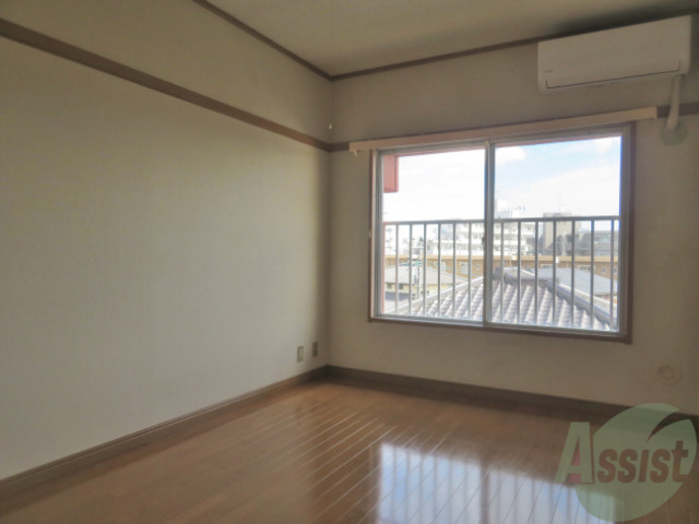 居室・リビング　６．０帖の洋室です。エアコンが付いてますよ。