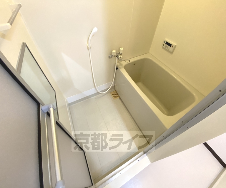 バス・シャワールーム　ゆったりと入ることができるお風呂です。