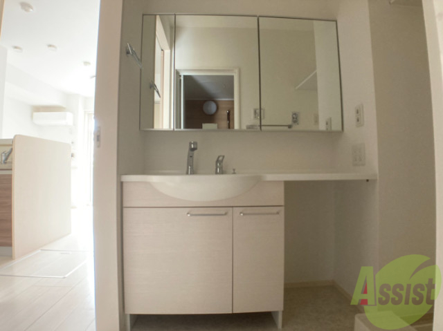 洗面設備　洗面台。朝の身支度はここでばっちり決めましょう。