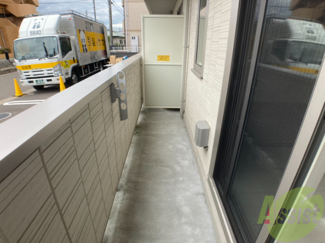 バルコニー　バルコニー。洗濯物がはかどりそうな広さがありますよ。