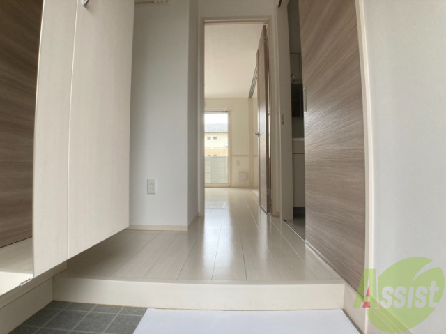 玄関　玄関の様子です。明るい印象ですね。気分もあがりそう。