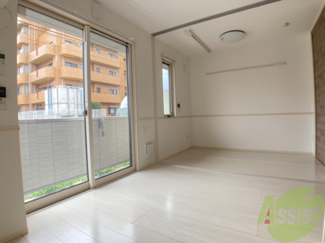 居室・リビング　８．３帖のＬＤＫ。引き戸を開けると解放感があります。