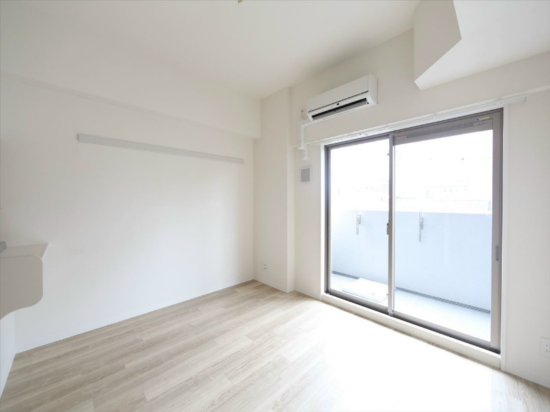 バルコニー　洋室9.8帖　エアコン完備　バルコニー