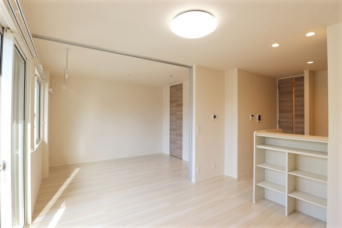 居室・リビング　リビングから洋室