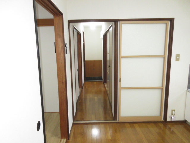 居室・リビング　台所から玄関方面