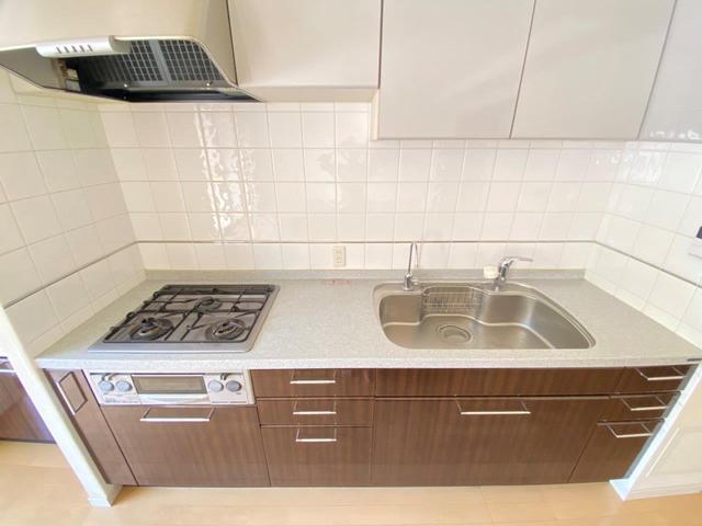 キッチン　システムキッチン　３口コンログリル付