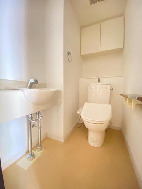 トイレ　温水洗浄便座　収納　手洗場付