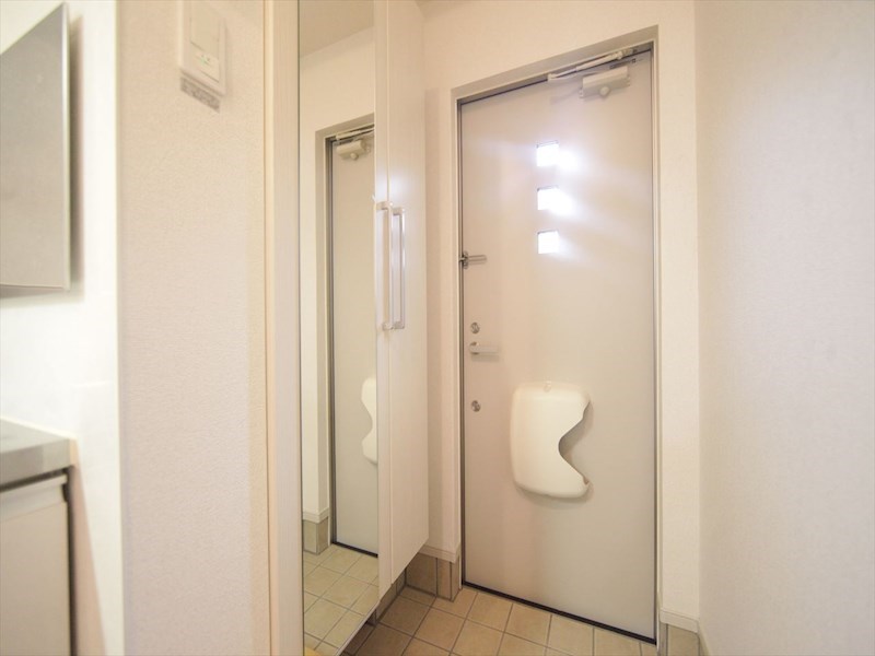 玄関　玄関　シューズボックス　姿見鏡付き（収納充実してます）