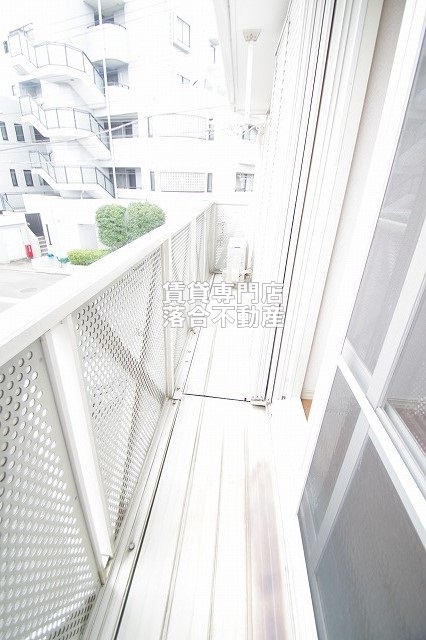 バルコニー　お洗濯にも便利なテラス付き