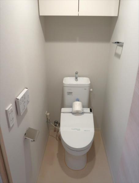 トイレ　バストイレ別。温水洗浄便座有