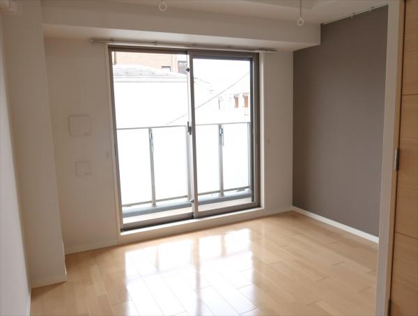 居室・リビング　約６．５帖の洋室。室内物干機有