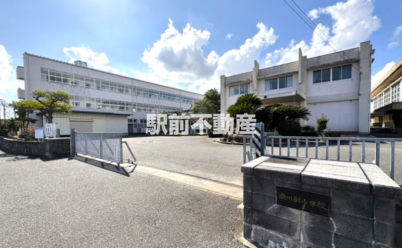 小学校　南川副小学校（小学校）まで700m