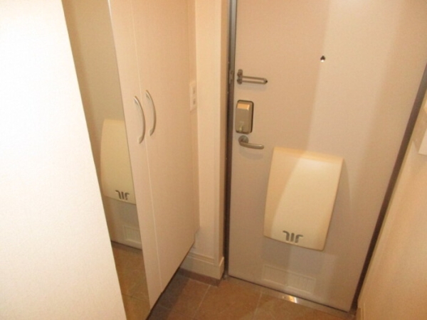 玄関　玄関を入ると廊下があります