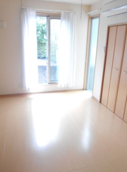 居室・リビング　※同物件、別部屋の写真です。