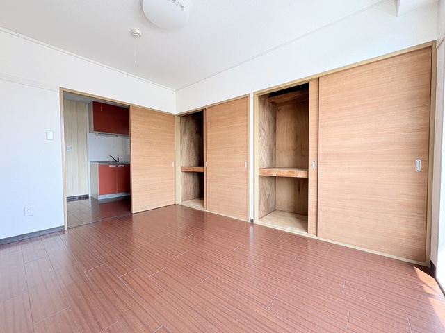 居室・リビング　洋室６帖のお部屋からはダイニングに行き来ができます！