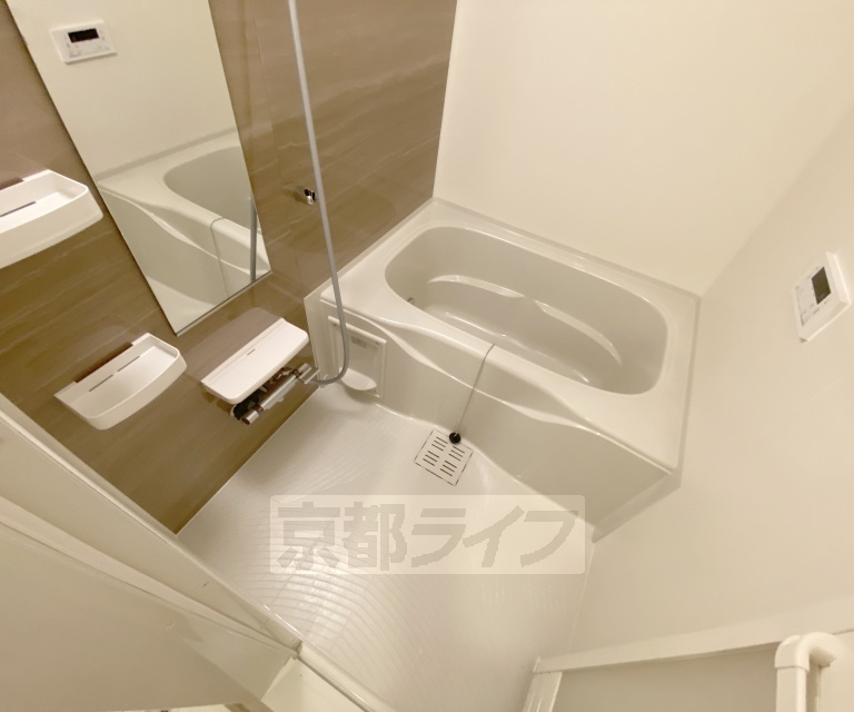 バス・シャワールーム　アクセントクロスがお洒落な浴室です。
