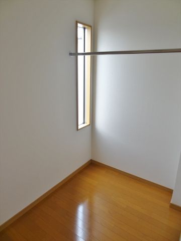 収納　2.4帖のサービスルーム、お荷物の収納に便利！