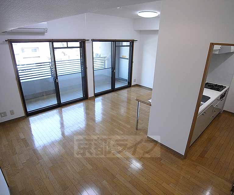 居室・リビング　広く明るいリビング。