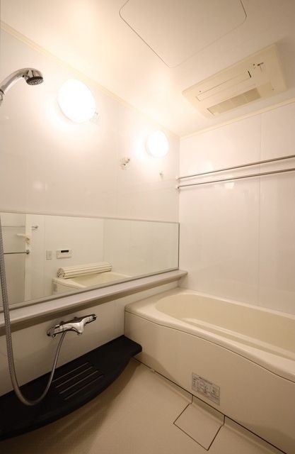 バス・シャワールーム　追い焚き機能・浴室乾燥機完備のお風呂です