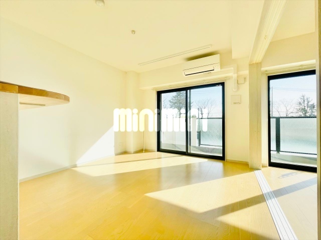 居室・リビング　同一建物内２０１号室内装写真転載