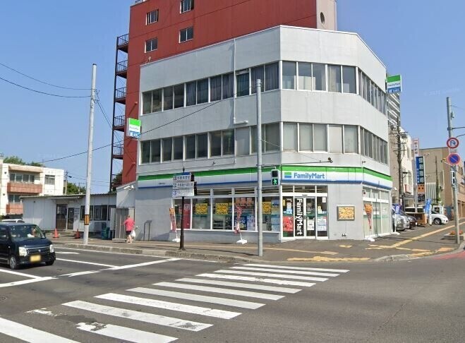 コンビニ　ファミリーマート月寒中央店（コンビニ）まで189m