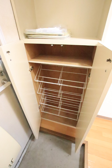 玄関　☆靴などを収納できます☆