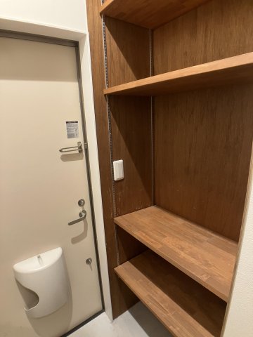 玄関　玄関横は大きな収納棚で靴以外にも沢山収納できます！