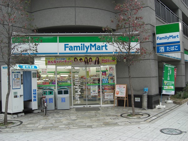 コンビニ　ファミリーマート新町三丁目店（コンビニ）まで121m