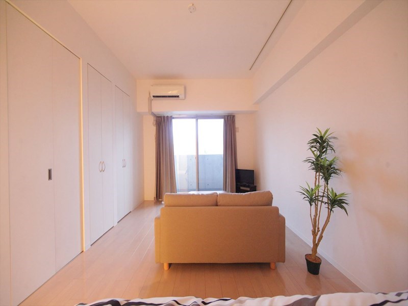 バルコニー　洋室9.8帖　エアコン完備　バルコニー