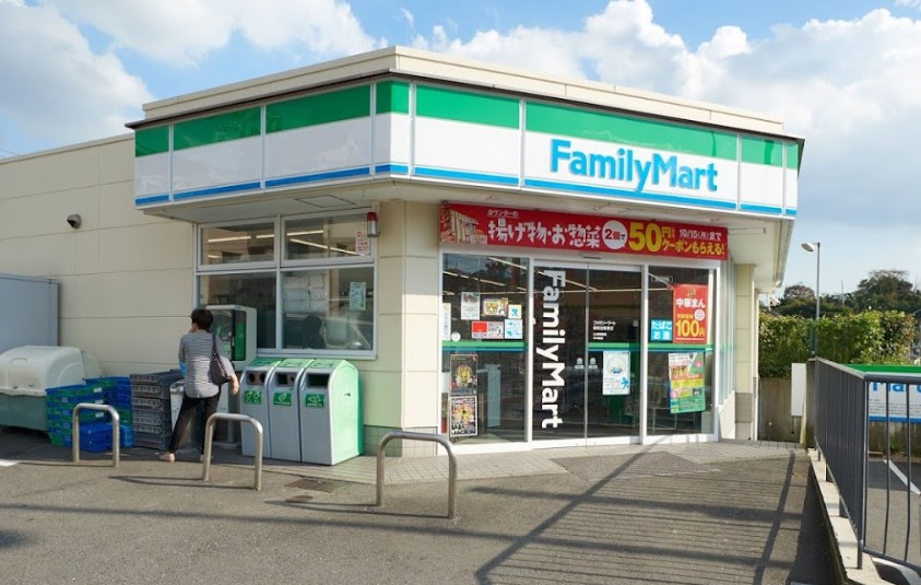 コンビニ　ファミリーマート都筑加賀原店（コンビニ）まで609m