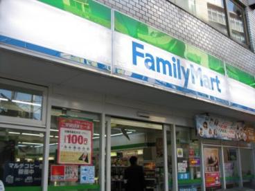 コンビニ　ファミリーマート大久保駅前店（コンビニ）まで289m