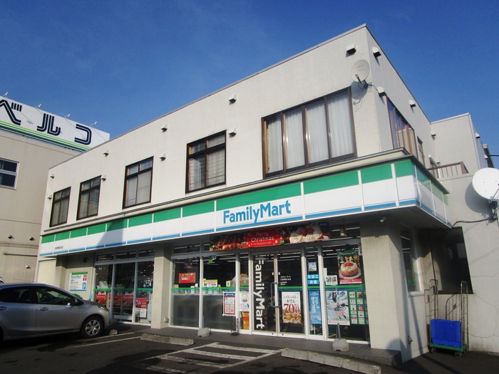 コンビニ　ファミリーマート（コンビニ）まで15m