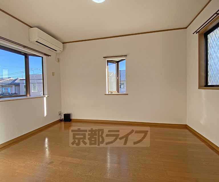 居室・リビング　地下鉄北山駅まで徒歩８分の閑静な住宅街の角部屋、３面窓...