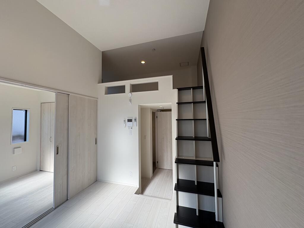 その他　洋室とロフトへの階段