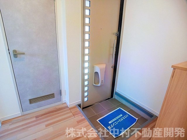 玄関　※同タイプの部屋写真です