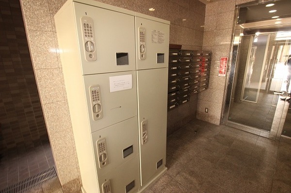 ロビー　宅配ボックス