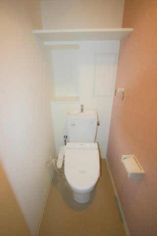 トイレ　※同タイプの写真となり、実際のお部屋とは異なる場合があります