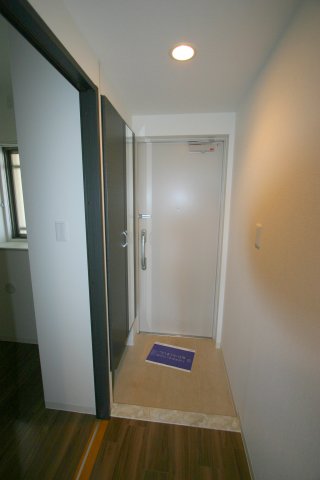 玄関　※同タイプの写真となり、実際のお部屋とは異なる場合があります