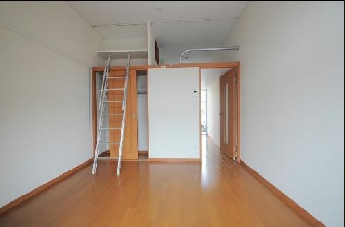 居室・リビング　備品や設備仕様は号室等により異なるため現地をご確認ください。