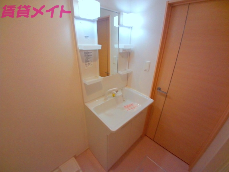 洗面設備　同建物反転タイプの部屋写真です